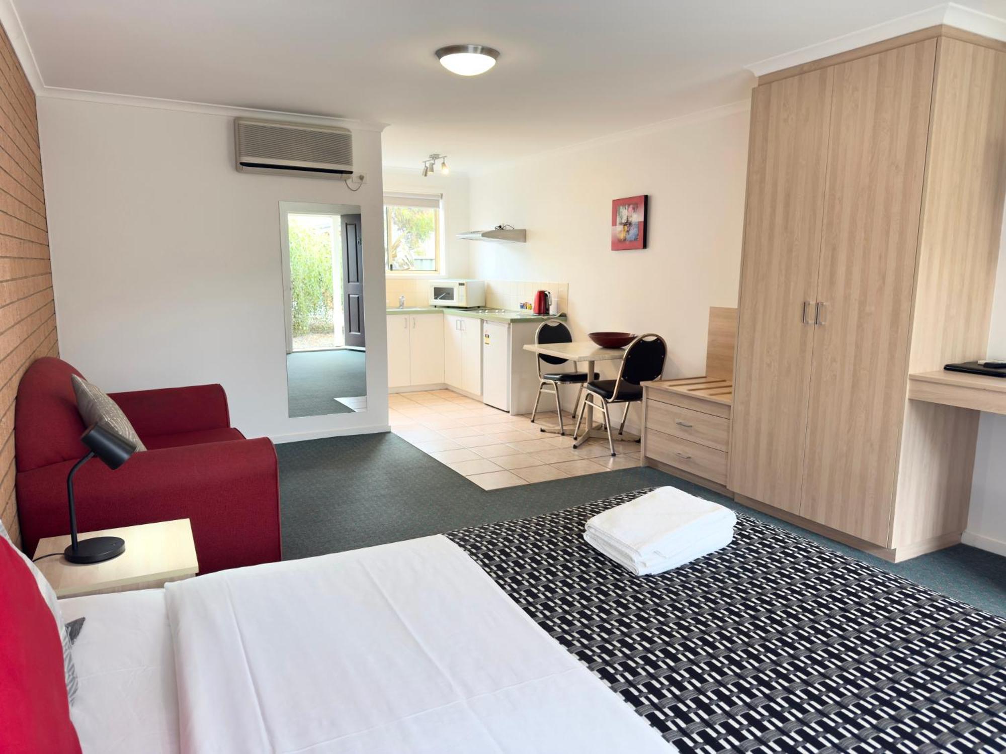 Beachcomber Motel & Apartments Аполо Бей Екстериор снимка